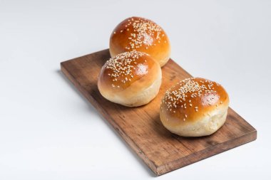 ahşap tahta üzerinde susam ile üç taze buns