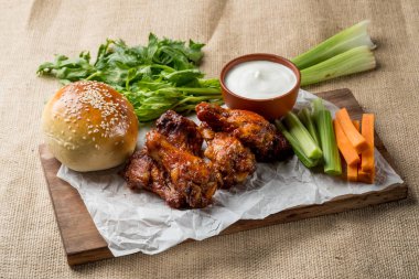 Buffalo kanat tavuk ve topuz ile susam ahşap tahta üzerinde peynir sosu ve kereviz ve havuç ile sopa görev yaptı. Üstten Görünüm