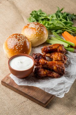 Buffalo kanat tavuk ve topuz ile susam ahşap tahta üzerinde peynir sosu ve kereviz ve havuç ile sopa görev yaptı. Üstten Görünüm