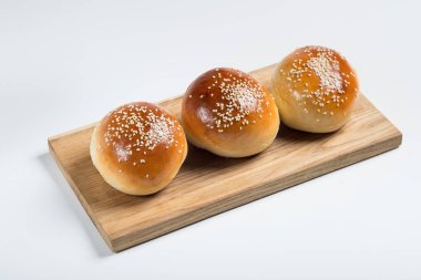 Burger ekmek buns ahşap tahta üzerinde