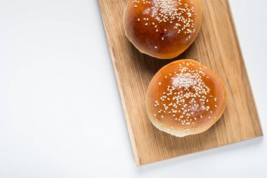 Susam ile taze buns üstten görünüm ahşap tahta üzerinde