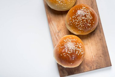 ahşap masa, kopya alanı ile üstten görünüm üzerinde susam ile üç taze buns, yakın çekim