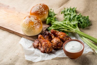 Buffalo tavuk kanadı buns üzerinde kesme tahtası ile peynir sos ve maydanoz, üstten görünüm ile servis
