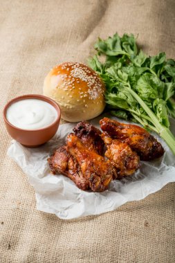 Tavuk kanadı ve çörek kasede peynir sos ile servis susam ile buffalo, Görünümü Kapat