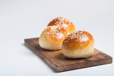 Burger ekmek buns izole ahşap masa beyaz arka plan üzerinde görünümü kapatın