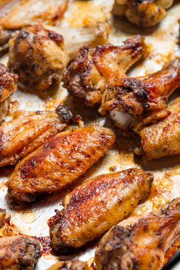 Kavrulmuş Tavuk bakış beyaz kağıt pişirme üzerinde kapatın