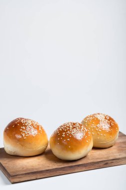 Burger ekmek buns izole ahşap masa beyaz arka plan üzerinde görünümü kapatın
