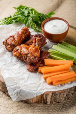 Buffalo kanatlar sebze dilimleri ile rustik arka plan üzerinde tavuk