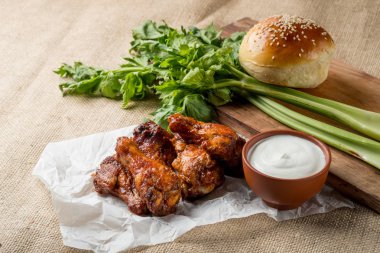 Tavuk kanadı ve topuz ile susam kasede peynir sos ile servis ahşap tahta üzerinde bufalo, Görünümü Kapat