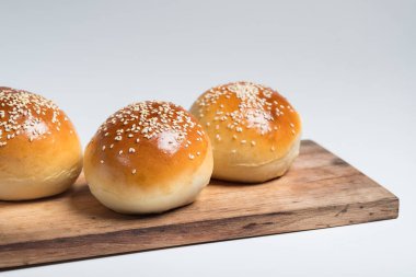 Burger ekmek buns izole ahşap masa beyaz arka plan üzerinde görünümü kapatın