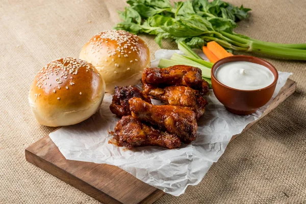 Buffalo kanat tavuk ve topuz ile susam ahşap tahta üzerinde peynir sosu ve kereviz ve havuç ile sopa görev yaptı. Üstten Görünüm