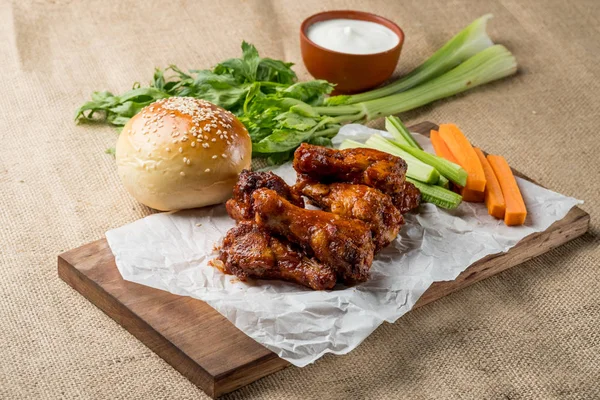 Buffalo kanat tavuk ve topuz ile susam ahşap tahta üzerinde peynir sosu ve kereviz ve havuç ile sopa görev yaptı. Üstten Görünüm