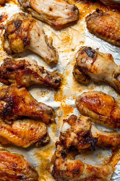 Nahaufnahme Von Gebratenem Huhn Auf Weißem Kochpapier — Stockfoto