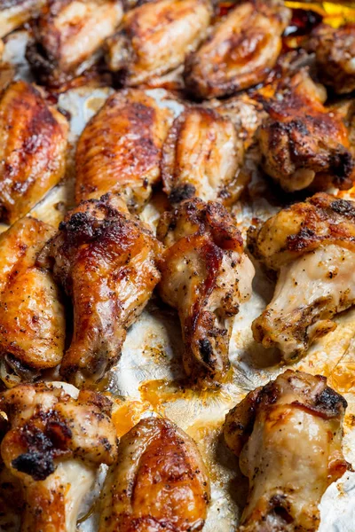 Nahaufnahme Von Gebratenen Chicken Wings Auf Weißem Kochpapier — Stockfoto