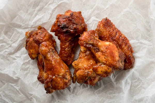 Kavrulmuş Tavuk kanatları beyaz kağıt yemek üzerine yığını