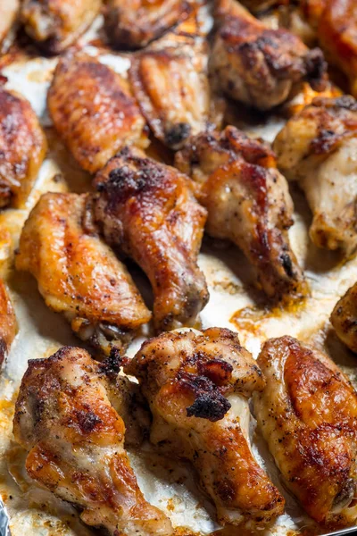 Nahaufnahme Von Gebratenen Chicken Wings Auf Weißem Kochpapier — Stockfoto