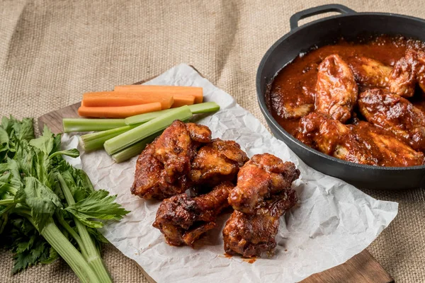 Üstten Görünüm ahşap kesme tahtası ve sebze çubukları ve maydanoz ile servis Tavada kavrulmuş tavuk