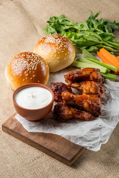 Buffalo kanat tavuk ve topuz ile susam ahşap tahta üzerinde peynir sosu ve kereviz ve havuç ile sopa görev yaptı. Üstten Görünüm