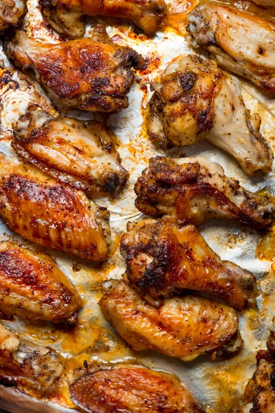 Nahaufnahme Von Gebratenen Chicken Wings Auf Weißem Kochpapier — Stockfoto