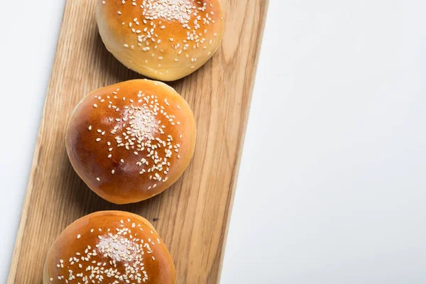 ahşap masa, kopya alanı ile üstten görünüm üzerinde susam ile üç taze buns, yakın çekim