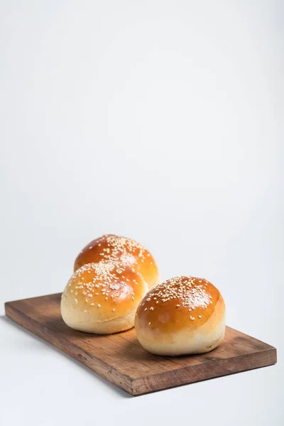 木桌上的汉堡面包馒头白色隔离背景 关闭视图 — 图库照片