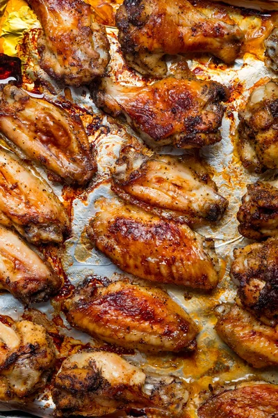 Close Van Geroosterde Kippenvleugeltjes Wit Papier Koken — Stockfoto