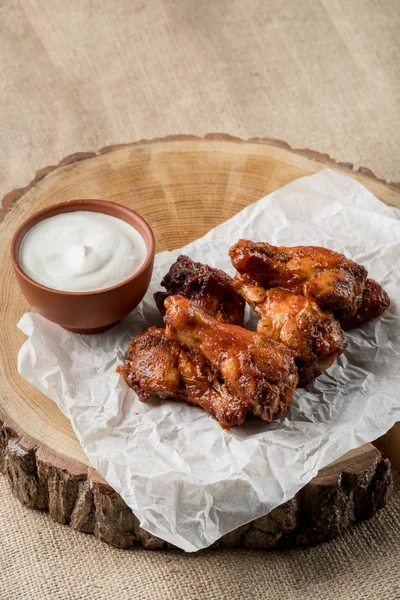 ahşap tahta kase, üstten görünüm peynir sos ile servis üzerinde kavrulmuş tavuk kanatları