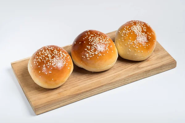 ahşap tahta üzerinde susam ile üç taze buns