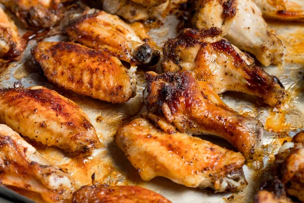 Nahaufnahme Von Gebratenem Huhn Auf Weißem Kochpapier — Stockfoto