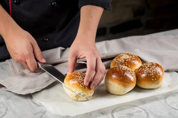 Zár Megjelöl Kilátás Séf Kezében Így Burger Vágás Zsemle Szezámmagos — Stock Fotó