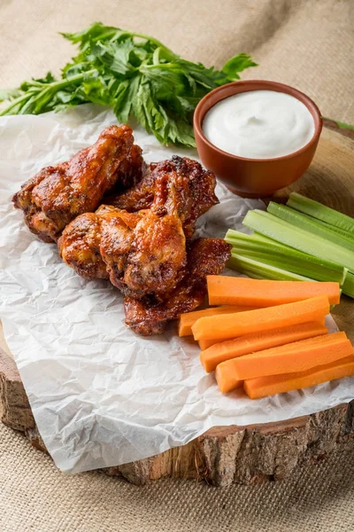 Buffalo kanatlar sebze dilimleri ile rustik arka plan üzerinde tavuk