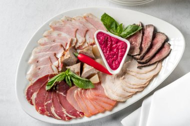 Soğuk et tabağı beyaz arka planda, üstten görünüm ürün yelpazesine