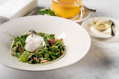 bitkisel çay ve bal ile servis haşlanmış yumurta salatası yakın çekim