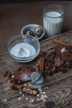 pudra şekeri, Bıldırcın yumurta ve süt ahşap zemin üzerine ev yapımı kurabiye