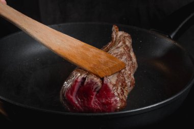 Kızartma tavası ham sığır eti yemek