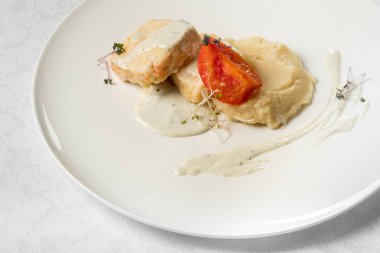 En çok havyar ile lezzetli taze tost görünümünü ve beyaz tabakta sos, yakın çekim