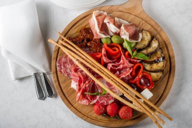 İtalyan salumi et tabağı prosciutto jambonu, bresaola, pancetta, salam, üstten görünüm