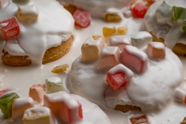 kek beyaz buzlanma ve renk meyve dilimleri ile yakın çekim