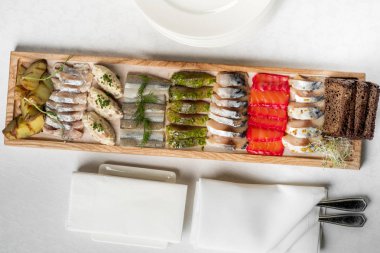 Ekmek, tabak ve çatal ile balık sashimi servis
