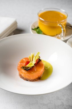 Salmon mousse Restoran kahvaltı masaya servis salata yakın