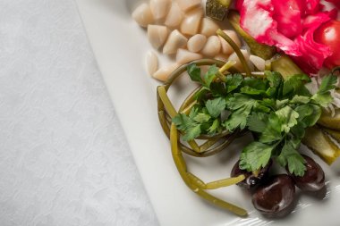 Yeşillik, domates, kırmızı biber, salatalık, zeytin ve beyaz kase, kopya alanı ile üstten görünüm sarımsak ile turşu servis