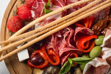 Soğuk et tabağı beyaz arka plan, üstten görünüm üzerinde kapat