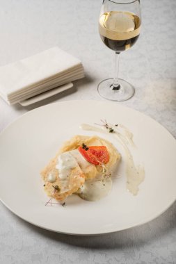 Havyar ve beyaz şarap ile servis beyaz tabakta sos ile lezzetli taze tost yakın çekim