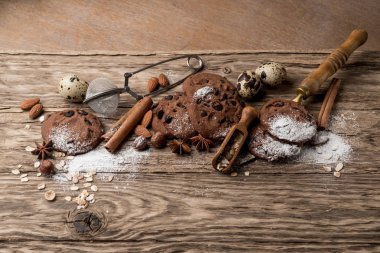 Çikolatalı kurabiye malzemeler ahşap arka plan, üstten görünüm üzerinde pişirme