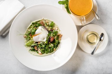 Beyaz masa arka plan, üstten görünüm üzerinde bitkisel çay ile servis haşlanmış yumurta salatası