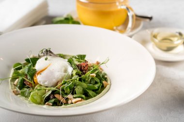 bitkisel çay ve bal ile servis haşlanmış yumurta salatası yakın çekim