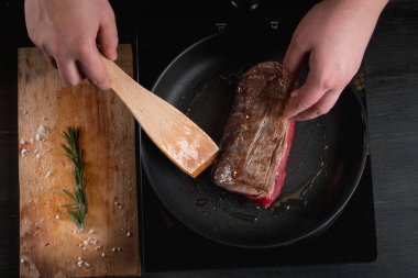 Kızartma tavası ham sığır eti yemek Şef
