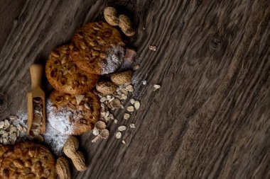 yığın ev yapımı kurabiye ile fındık ve tahta kaşık, kopya alanı ile Üstten Görünüm