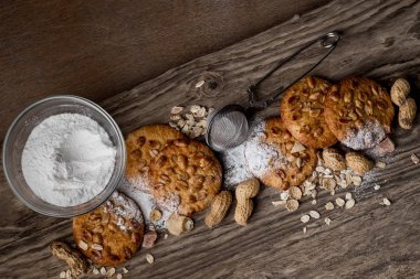 Kase ve mutfak eşyaları ahşap zemin, kopya alanı ile Üstten Görünüm üzerine pudra şekeri ile çikolata kurabiye