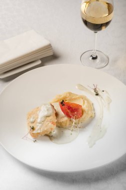 Havyar ve sos beyaz tabakta, üstten görünüm ile lezzetli taze tost